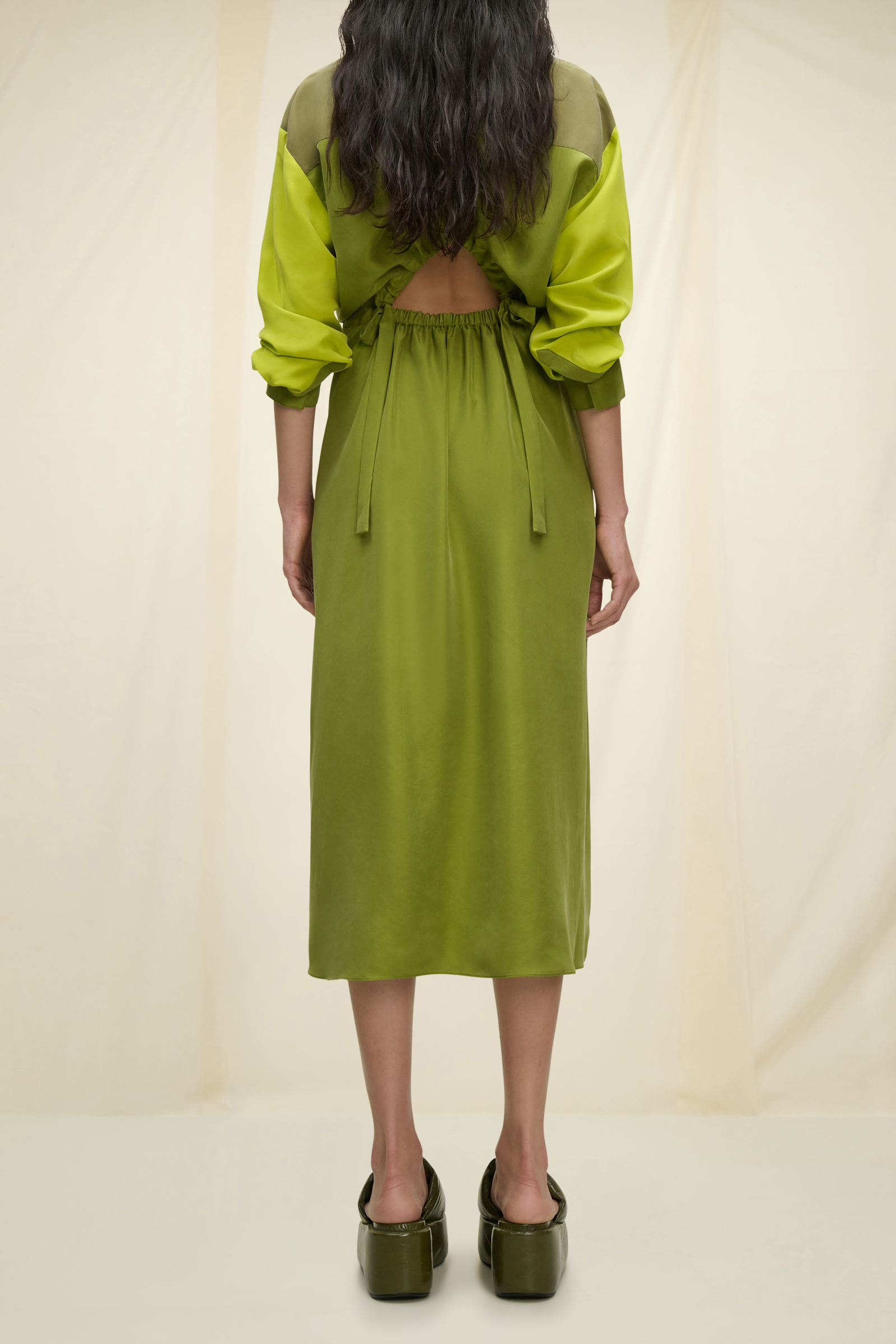 Dorothee Schumacher Hemdblusenkleid aus gewaschener Seide green mix