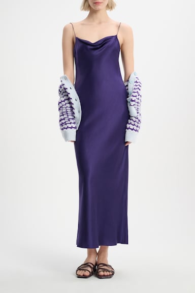 Dorothee Schumacher Kleid aus Seidencharmeuse mit Wasserfallausschnitt dark purple