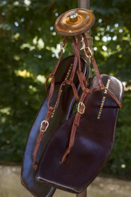 Dorothee Schumacher Toe post buckle sandals bordeaux/rust/tan mix
