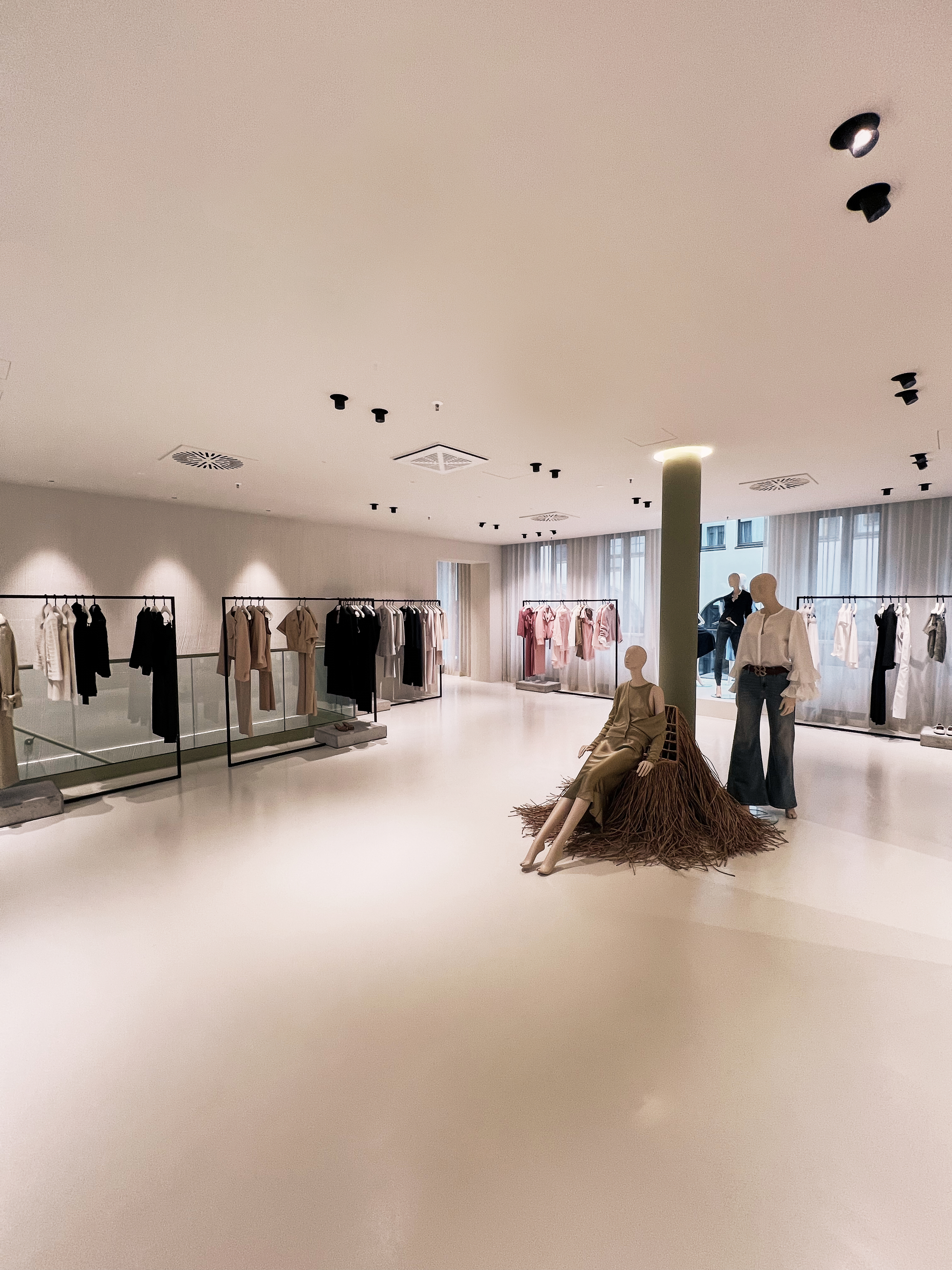 Der Eingangsbereich des Dorothee Schumacher Stores mit einer künstlerischen Installation: Ein Mannequin sitzt auf einer Struktur aus naturbelassenen Fasern.