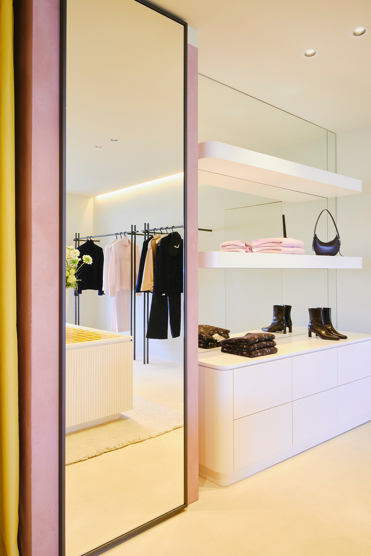 dorothee-schumacher-store-sylt-spiegel-kleider.jpg