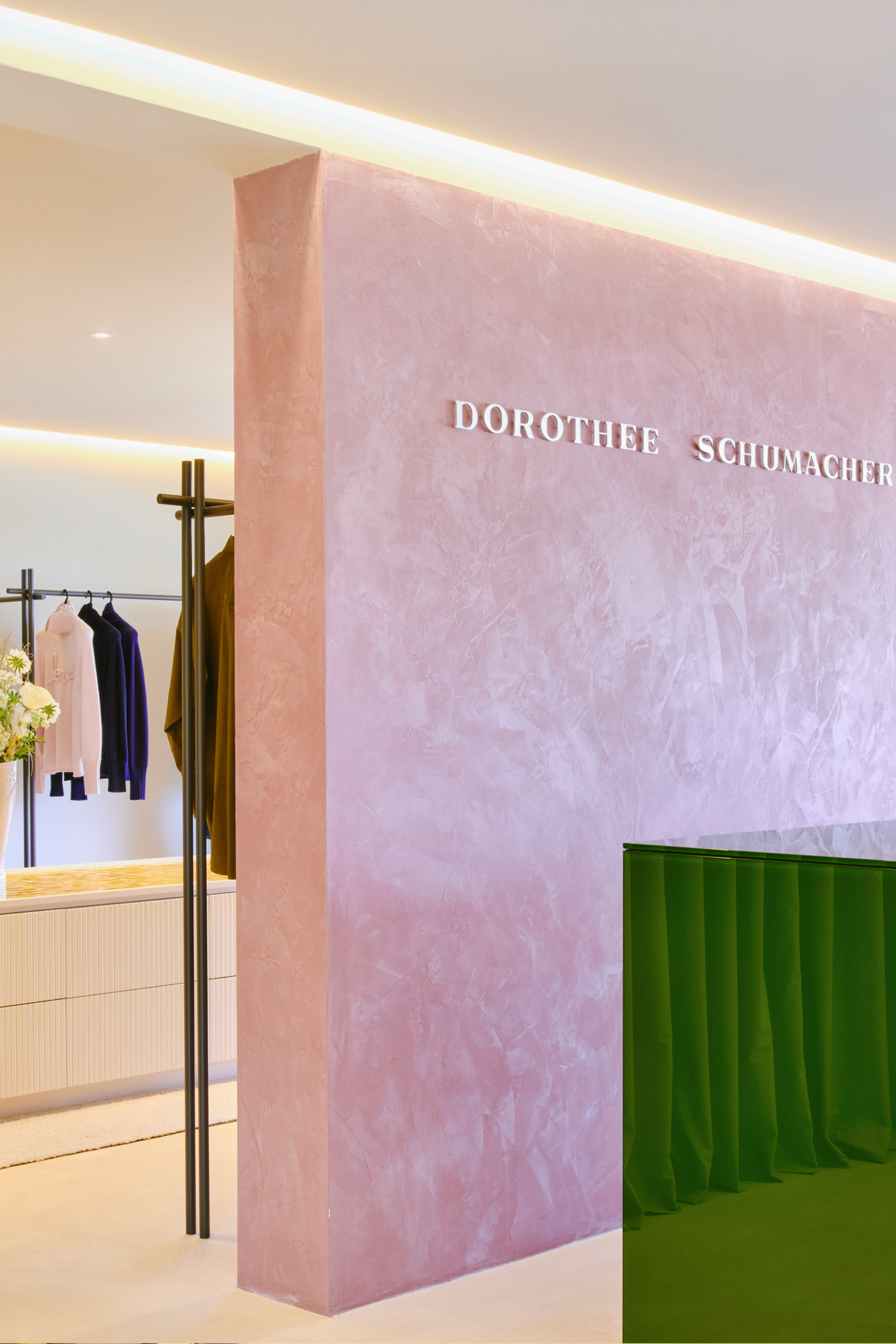 dorothee-schumacher-store-sylt-wand-logo.jpg