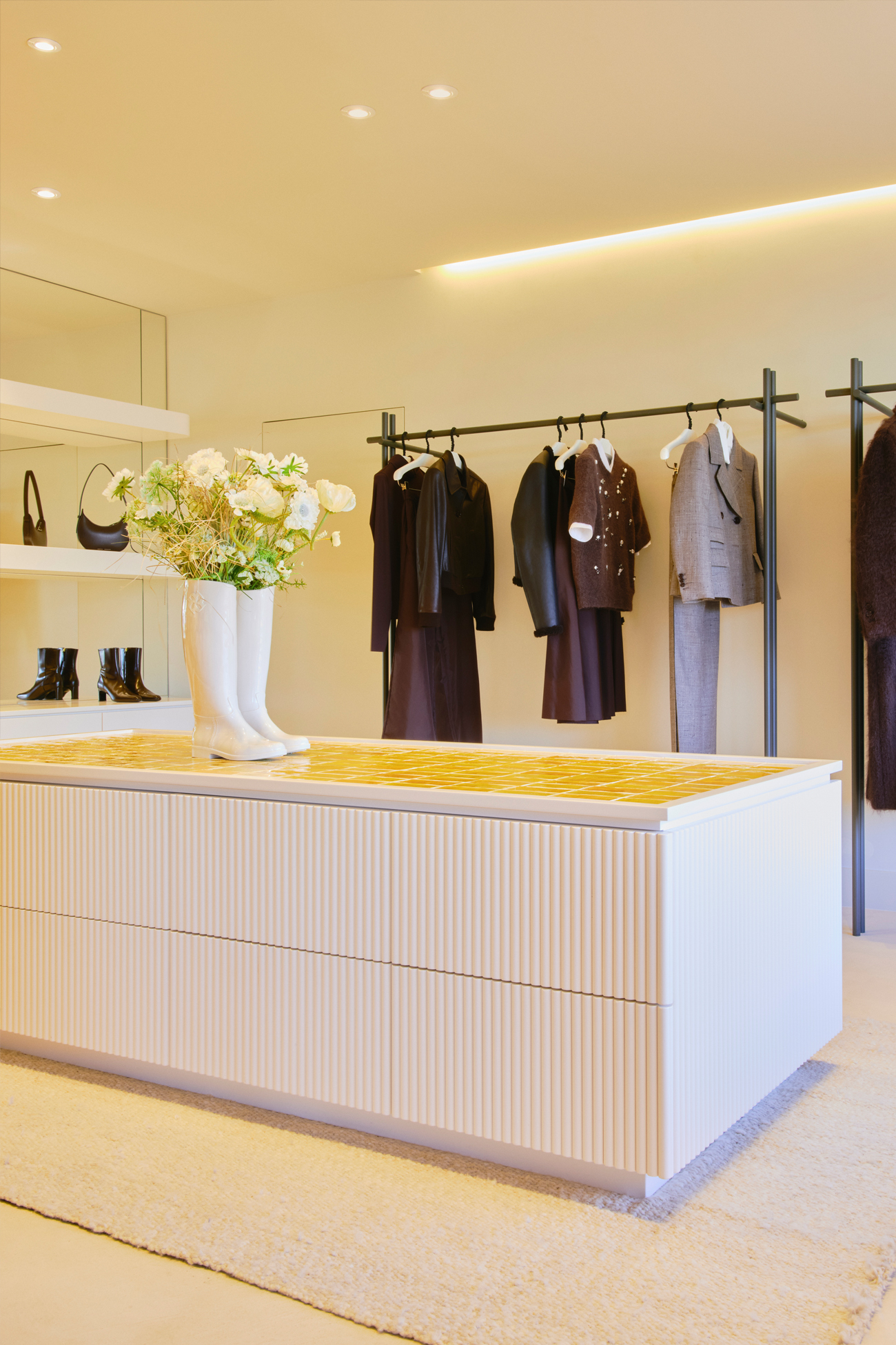 dorothee-schumacher-store-sylt-weisse-auslage-blumen.jpg