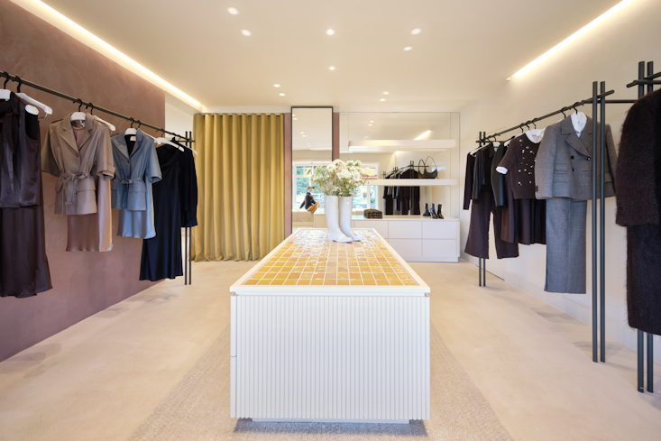 Dorothee Schumacher Store auf Sylt mit aktueller Damenkollektion, eleganten Kleiderstangen und modernem Boutique-Interior.