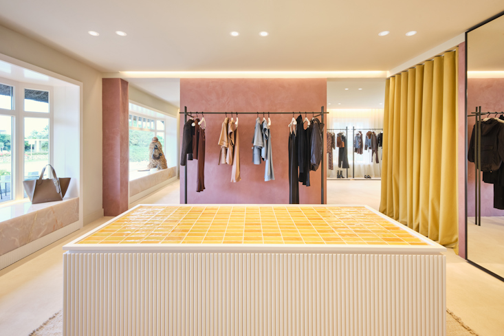 Dorothee Schumacher Boutique Sylt – stilvolle Innenansicht mit Präsentationstisch, Designermode und hochwertigem Store-Konzept.