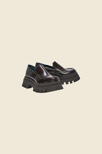 GLOSSY AMBITION loafer