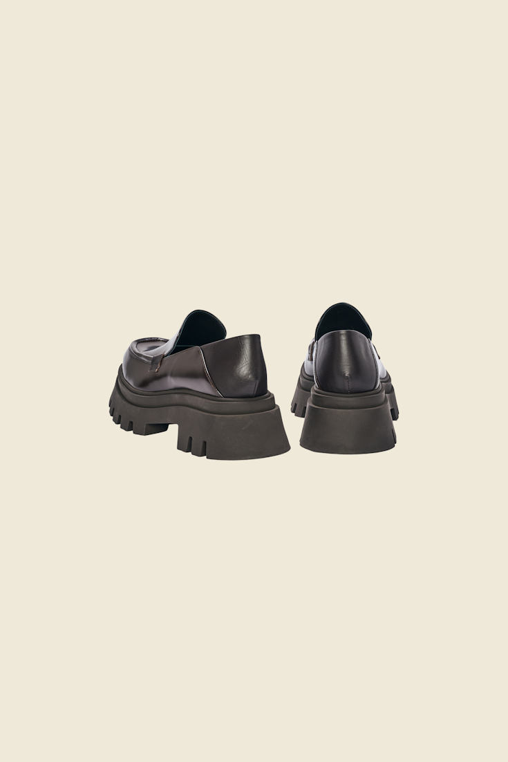 GLOSSY AMBITION loafer