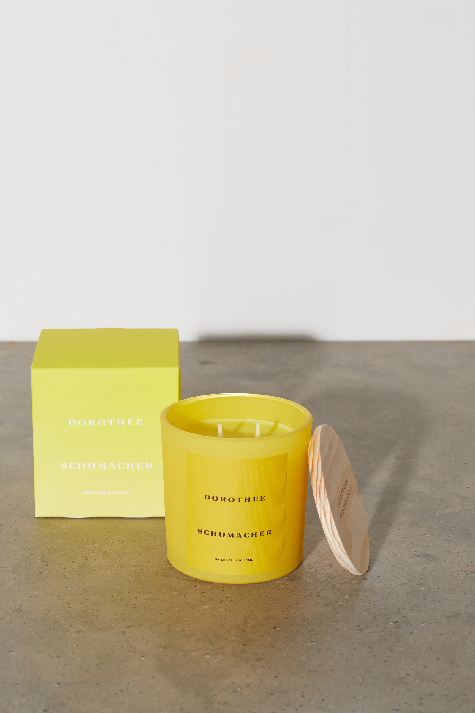 Dorothee Schumacher LARGE SCENTED SOY WAX CANDLE WITH WOODEN LID soft yellow