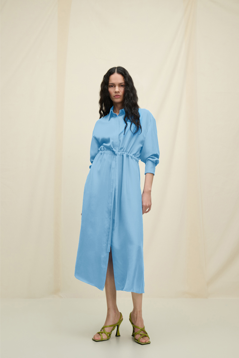 Dorothee Schumacher Hemdblusenkleid aus gewaschener Seide warm blue