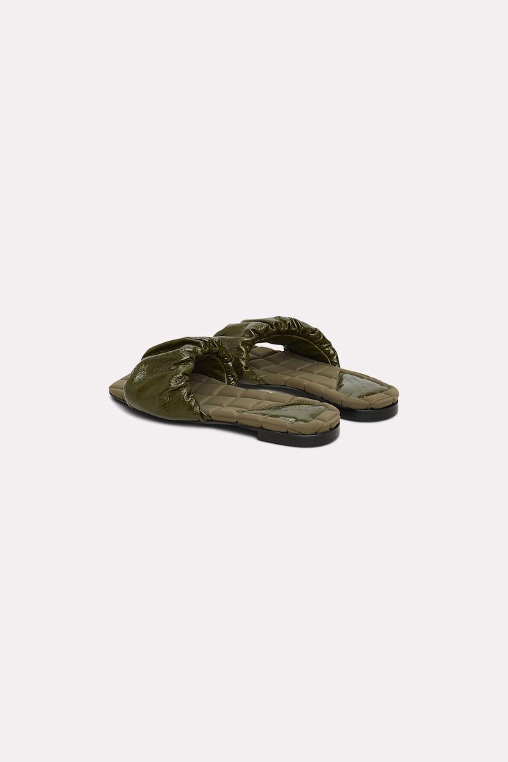 EDGY SIMPLICITY padded sandal