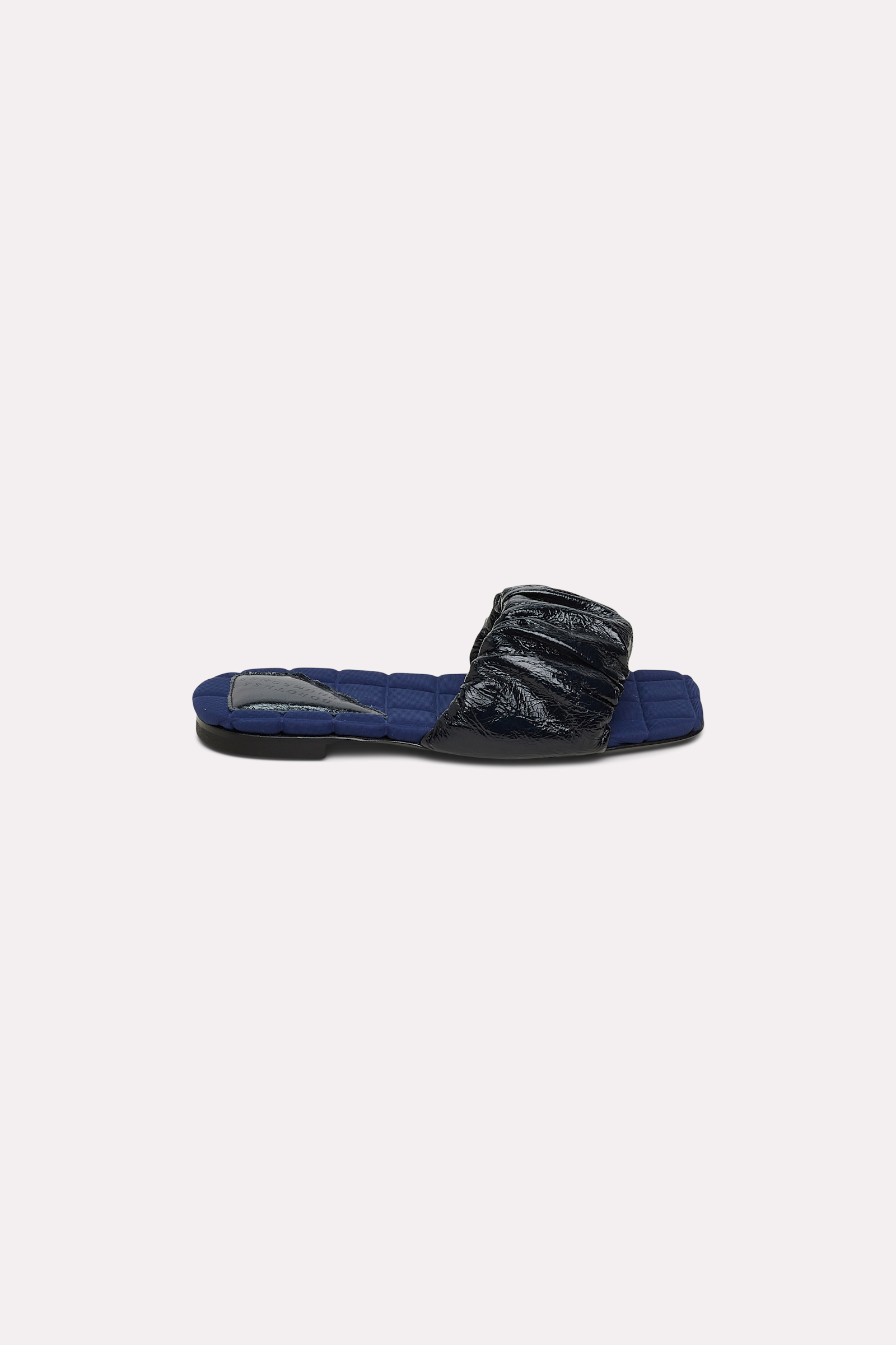 EDGY SIMPLICITY padded sandal