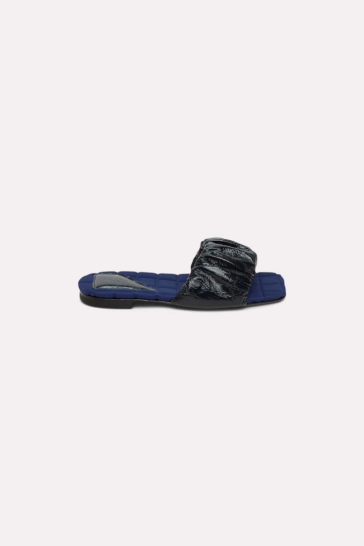 EDGY SIMPLICITY padded sandal