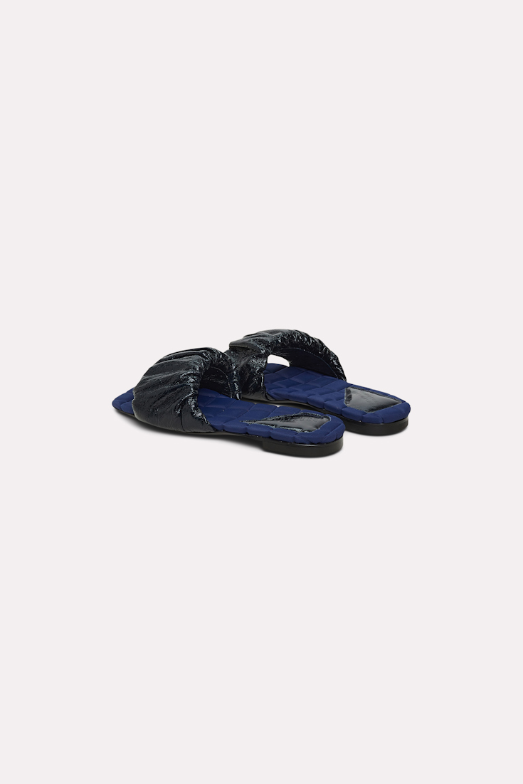 EDGY SIMPLICITY padded sandal