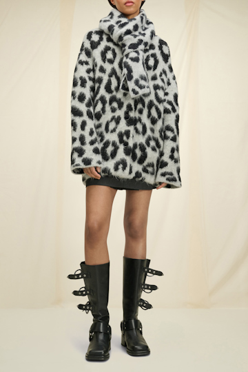 STRIKING LEOPARD scarf