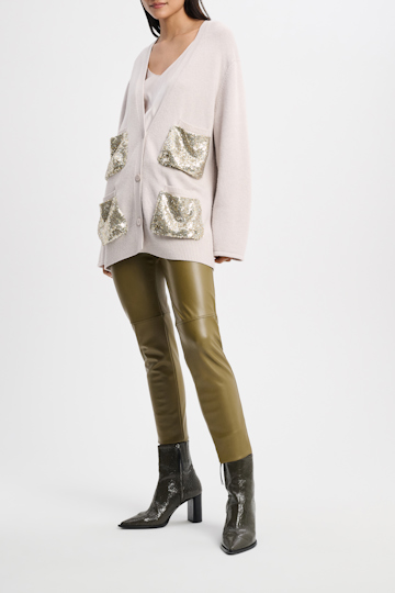 Dorothee Schumacher Cardigan mit Taschen aus Pailletten soft beige