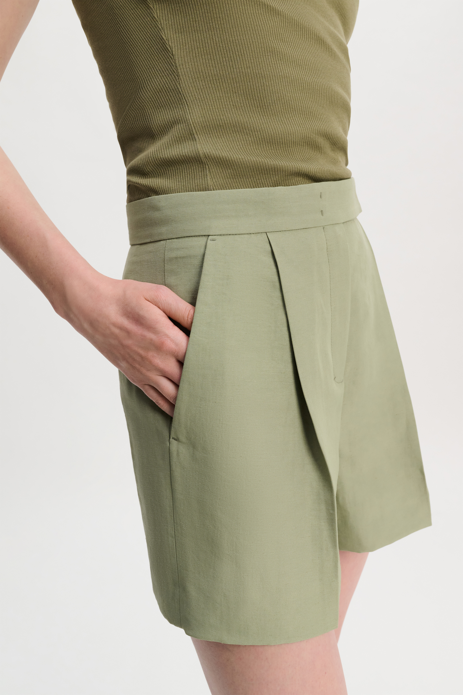 Dorothee Schumacher Wide leg linen blend shorts with front pleats pale khaki