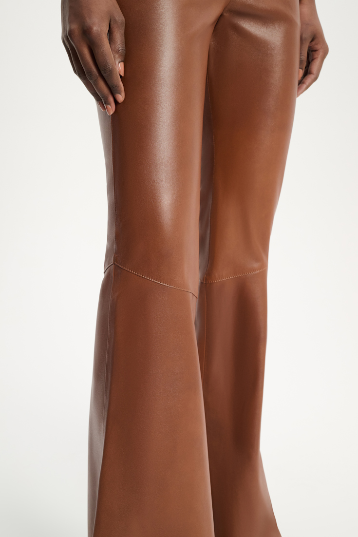 Dorothee Schumacher Lederhose mit ausgestelltem Bein brown sugar