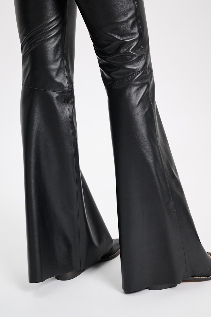 Dorothee Schumacher Lederhose mit ausgestelltem Bein pure black