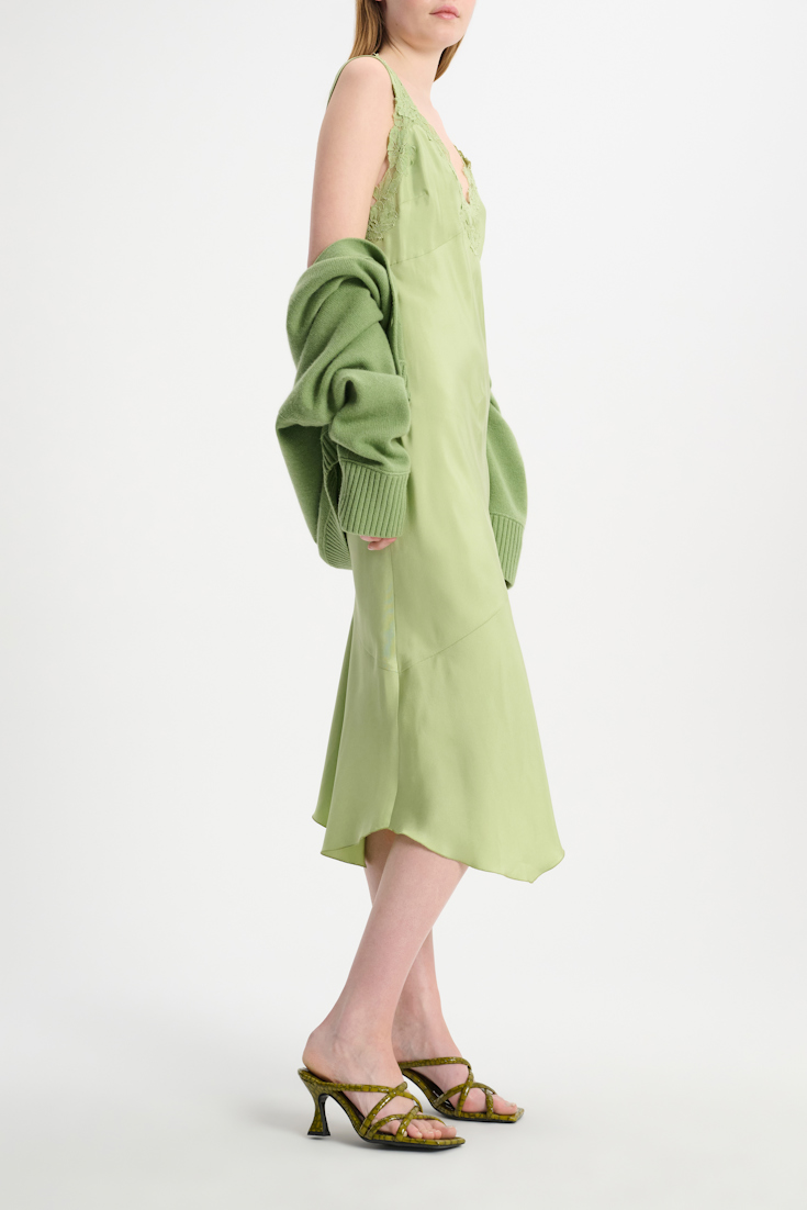 Dorothee Schumacher Kleid aus Seidentwill im Lingerie-Style mit Spitzendetails happy green