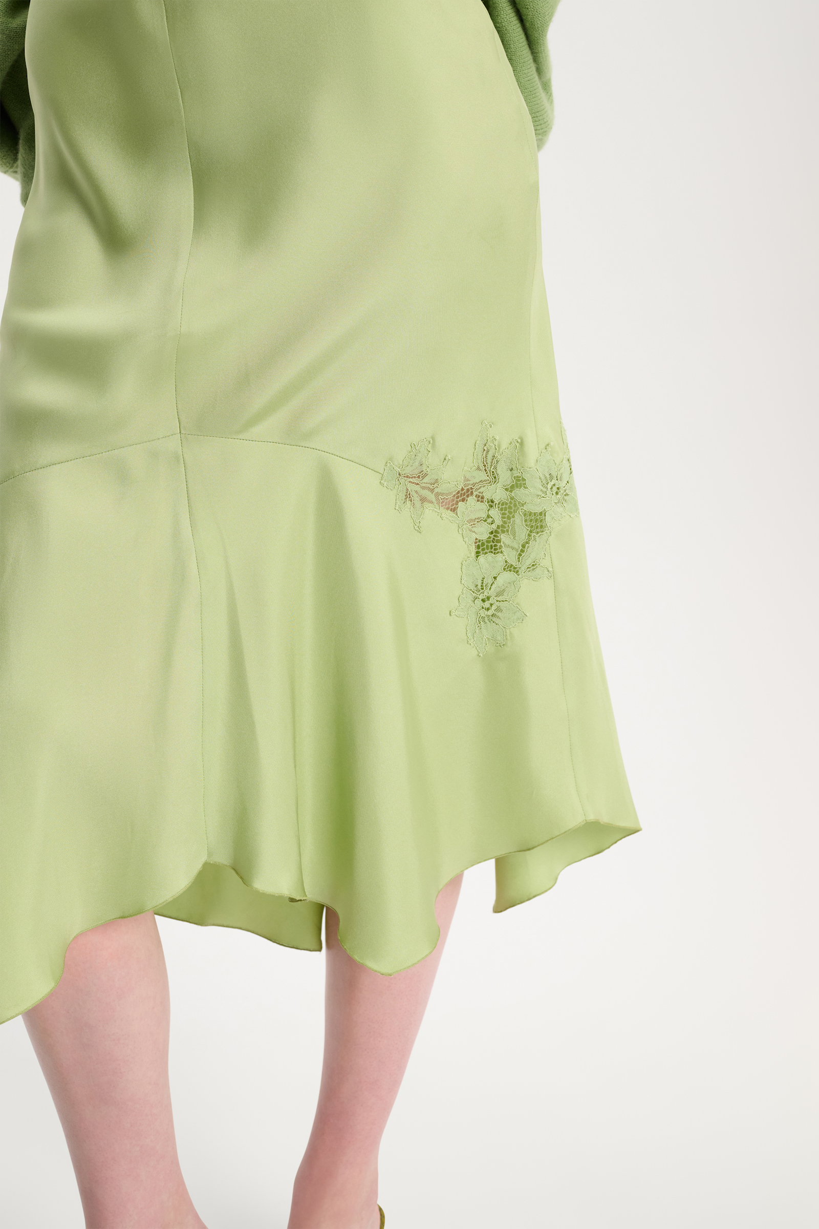 Dorothee Schumacher Kleid aus Seidentwill im Lingerie-Style mit Spitzendetails happy green