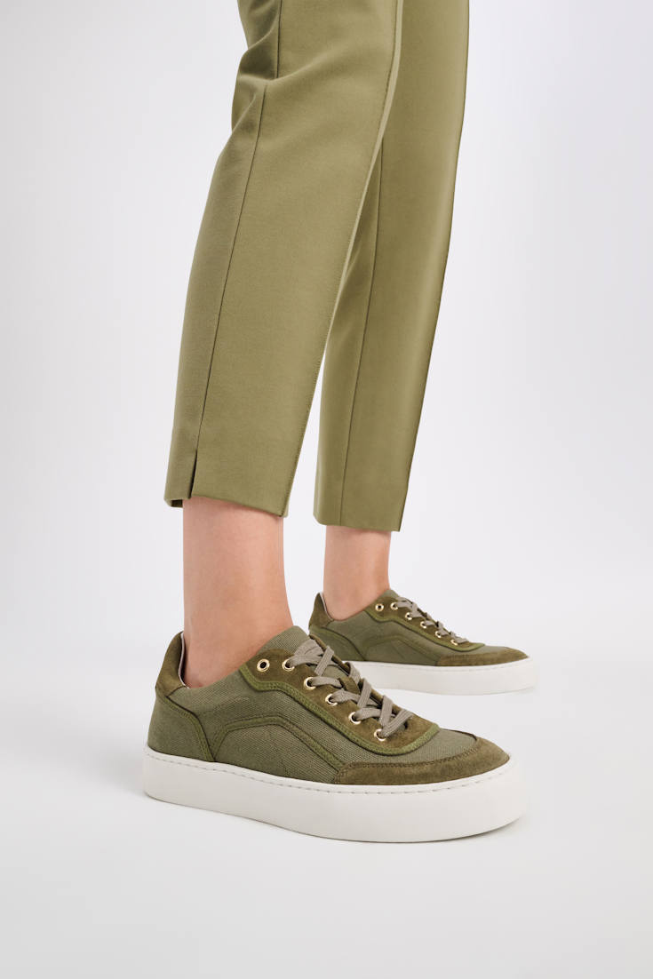 Dorothee Schumacher Sneakers aus Veloursleder und Canvas structured green