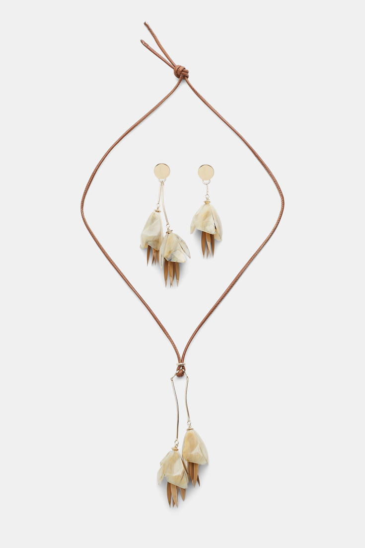 Dorothee Schumacher Asymmetrische Clip-Ohrringe mit hängenden Blumen medium camel