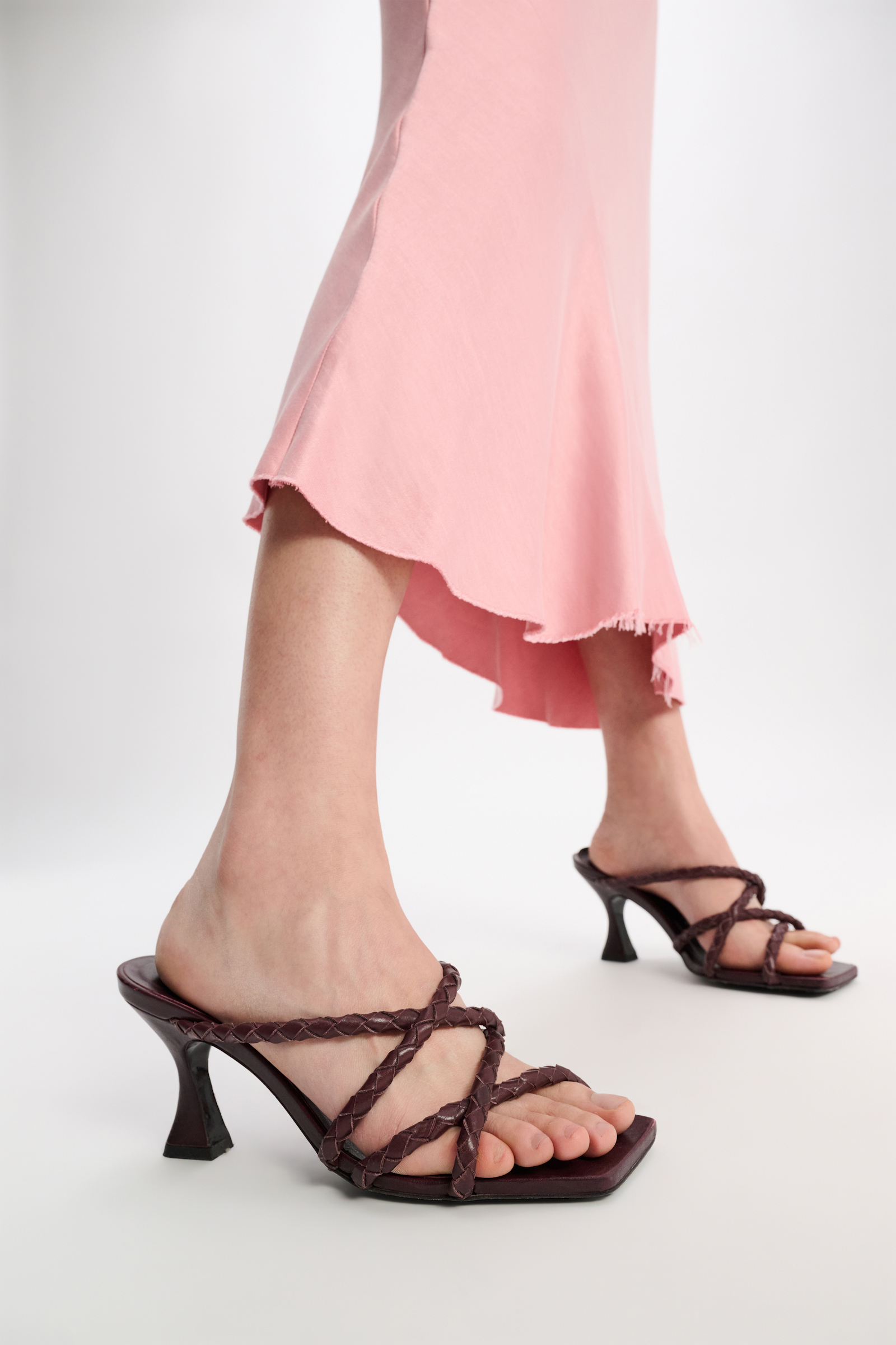 Dorothee Schumacher Sandalen mit Absatz und geflochtenen Straps bordeaux