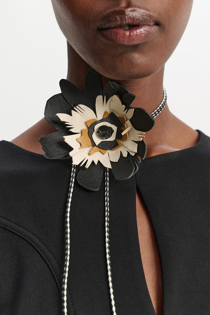 Dorothee Schumacher Kette zum Wickeln mit kleiner Leder-Blume black & white