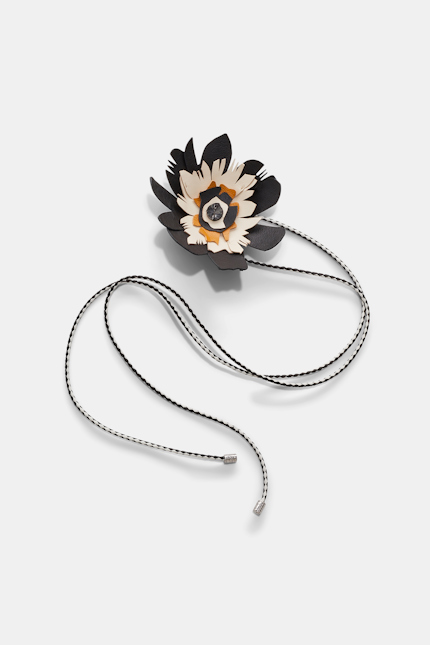 FLORAL STATEMENT flower neck tie Dorothee Schumacher Kette zum Wickeln mit kleiner Leder-Blume black & white