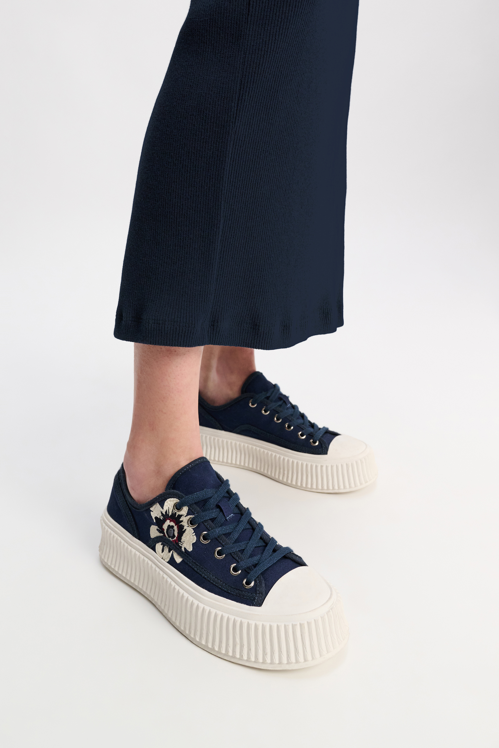 Dorothee Schumacher Platform Sneakers mit floraler Embroidery dark navy with embroidery