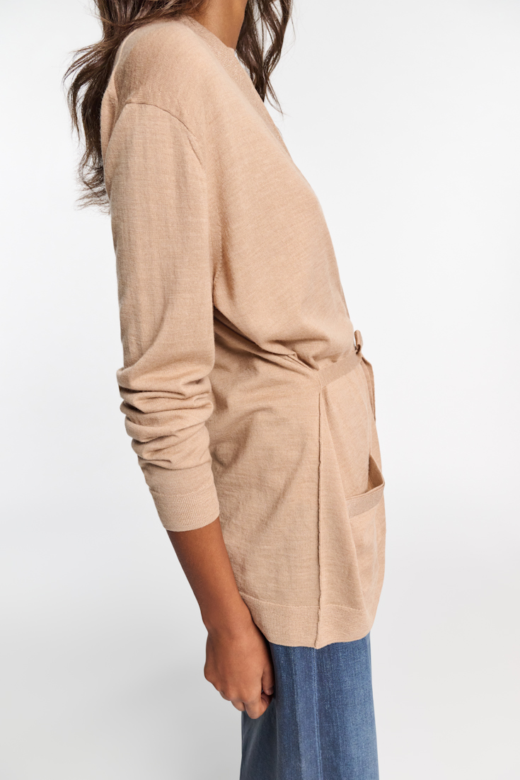 Dorothee Schumacher Langer Cardigan aus Merino mit Gürtelbändern und Folienprint camel