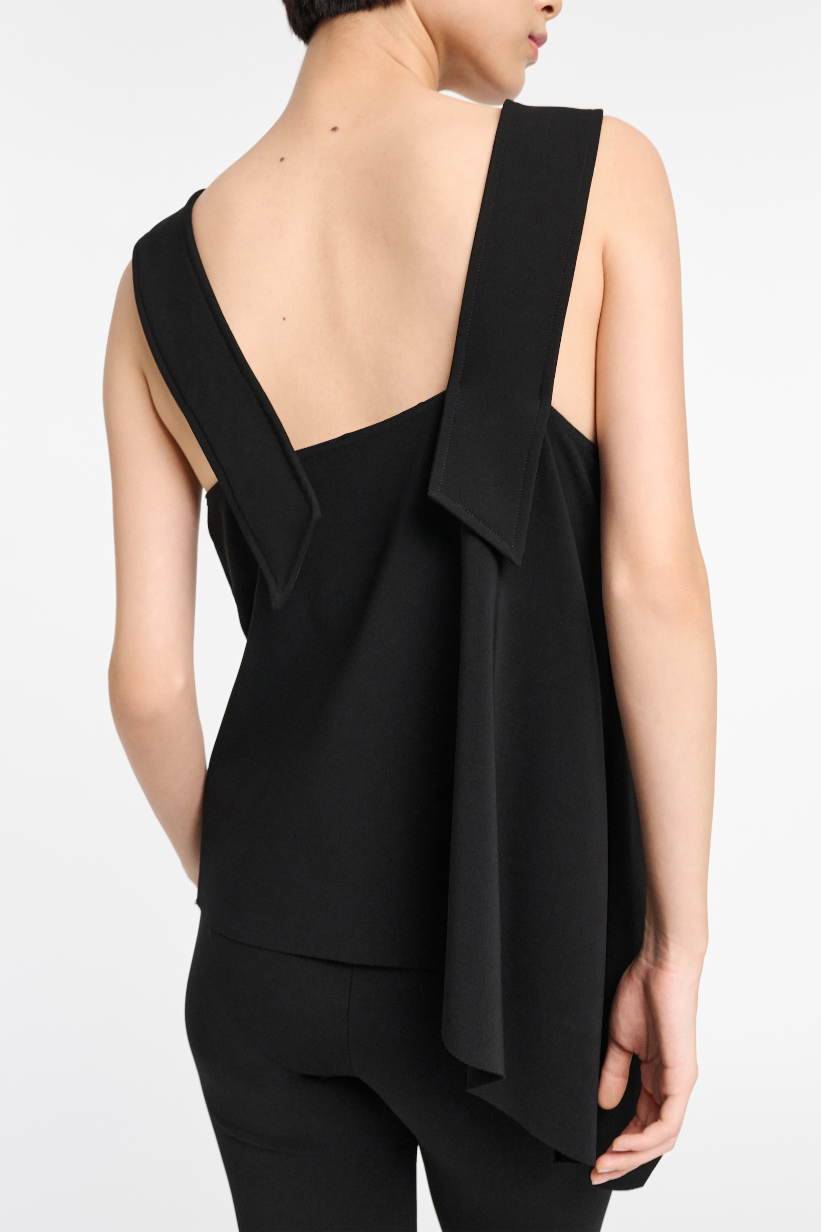 Dorothee Schumacher Top mit V-Ausschnitt und asymmetrischem Saum pure black