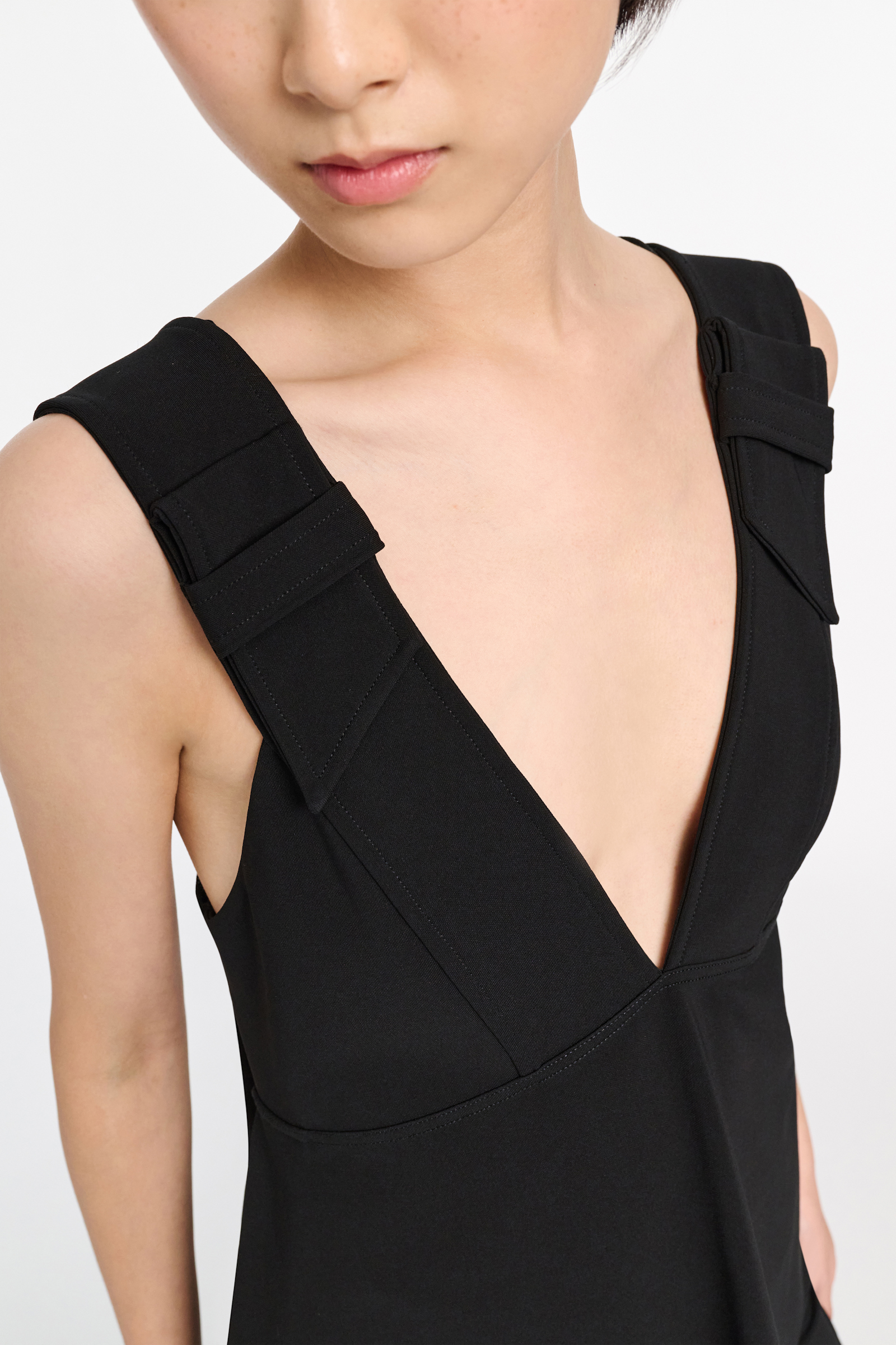Dorothee Schumacher Top mit V-Ausschnitt und asymmetrischem Saum pure black