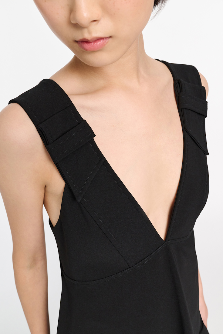 Dorothee Schumacher Top mit V-Ausschnitt und asymmetrischem Saum pure black
