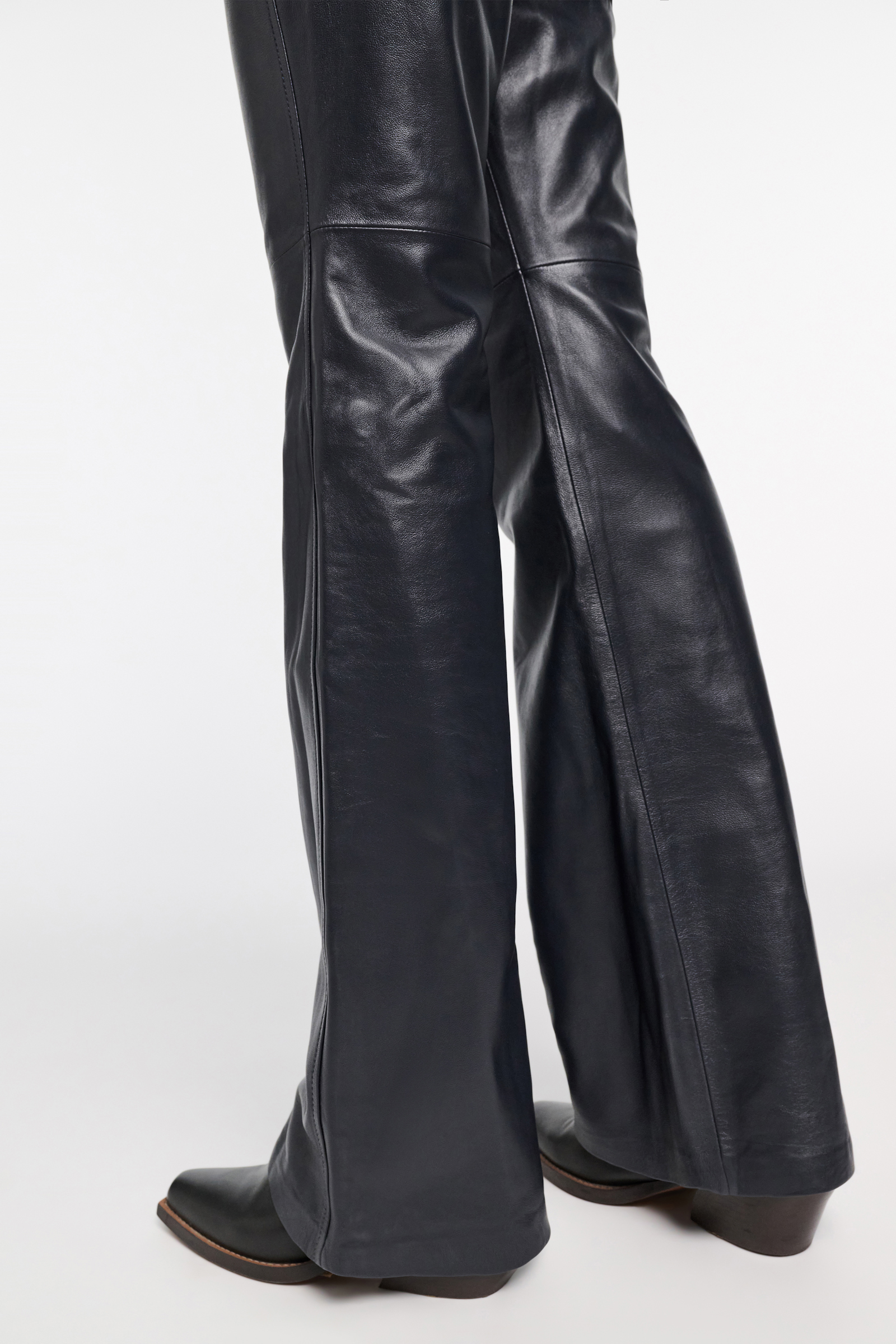 Dorothee Schumacher Hose aus Lammleder mit goldenen Knöpfen dark navy