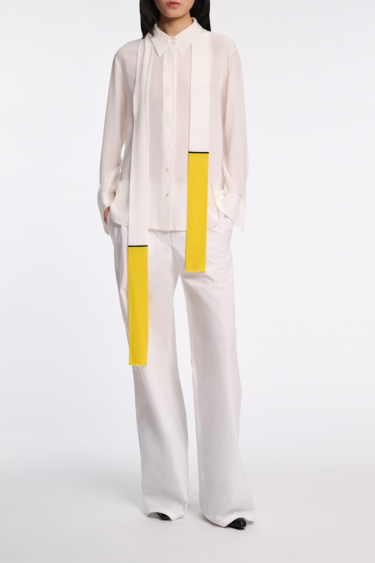 Dorothee Schumacher Seidenbluse aus Crêpe de Chine mit Schal-Detail marshmellow white