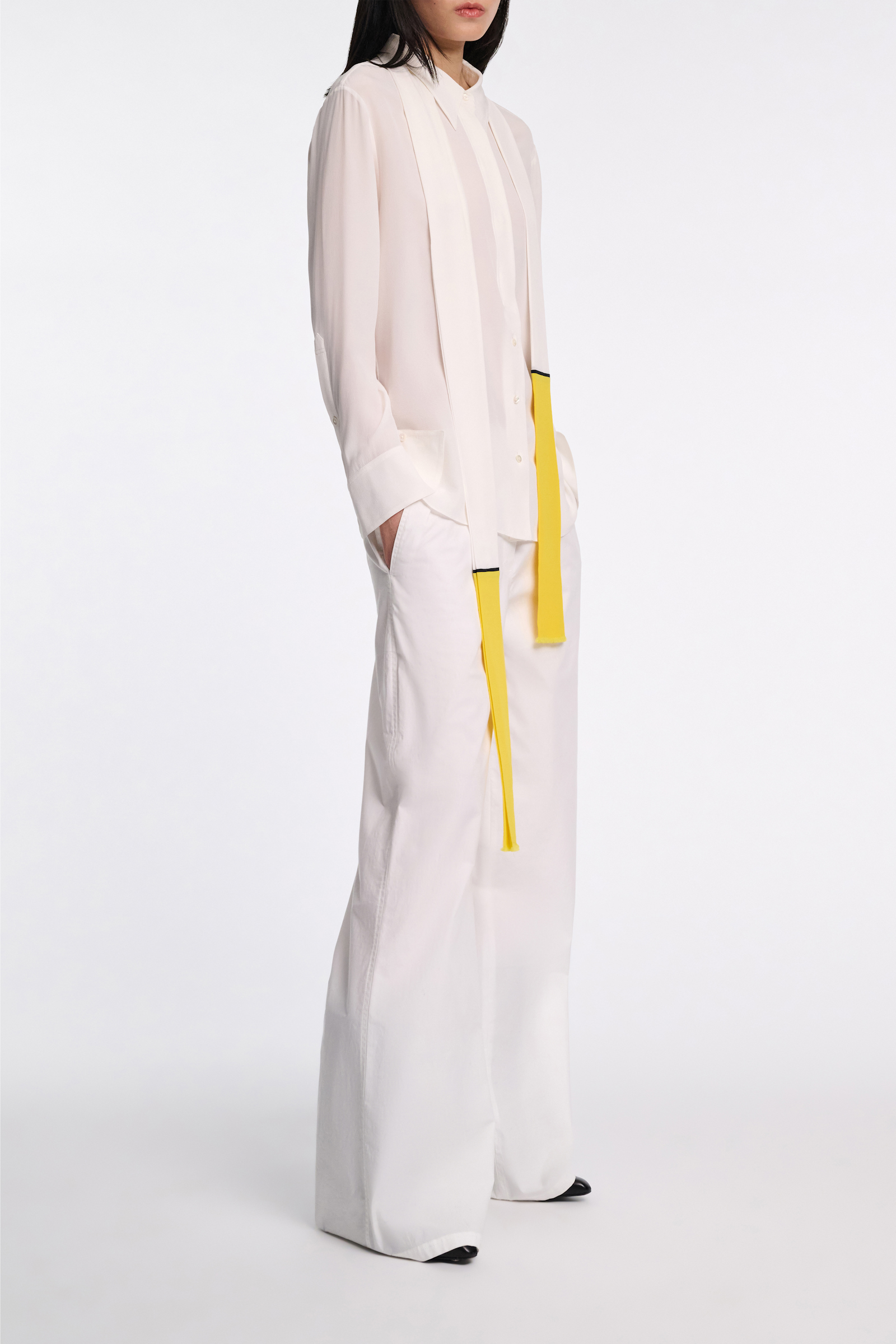 Dorothee Schumacher Seidenbluse aus Crêpe de Chine mit Schal-Detail marshmellow white