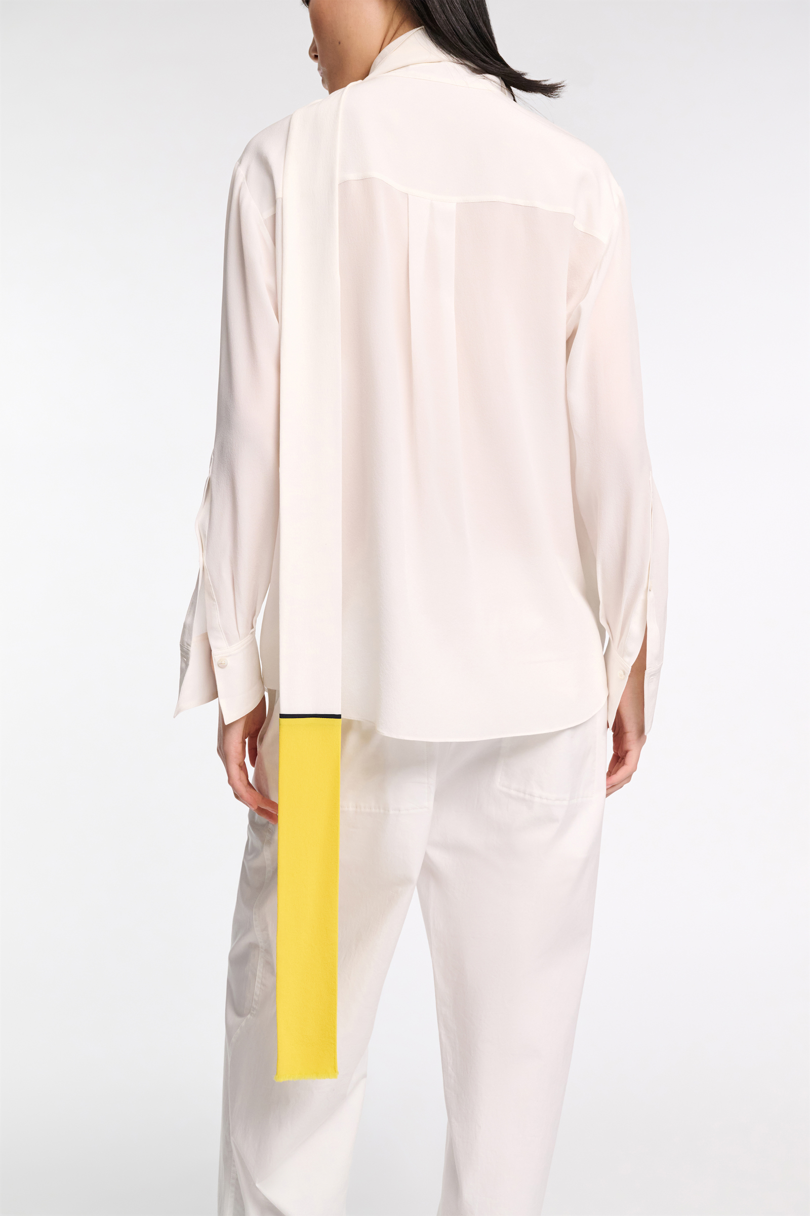 Dorothee Schumacher Seidenbluse aus Crêpe de Chine mit Schal-Detail marshmellow white
