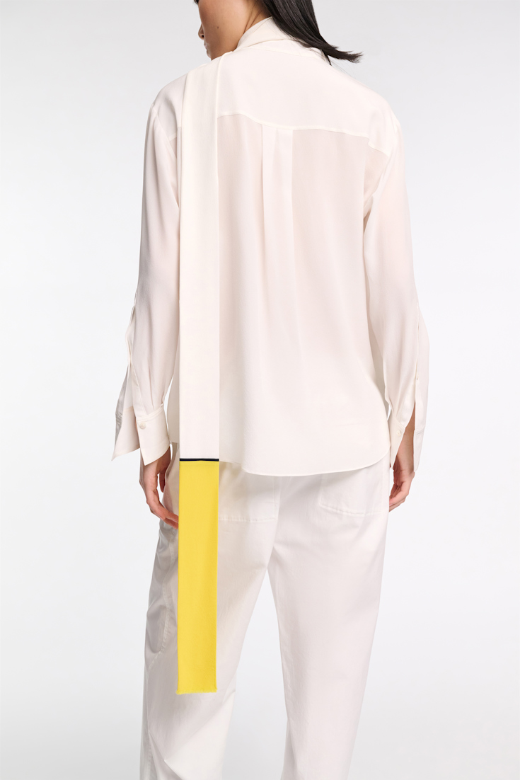 Dorothee Schumacher Seidenbluse aus Crêpe de Chine mit Schal-Detail marshmellow white