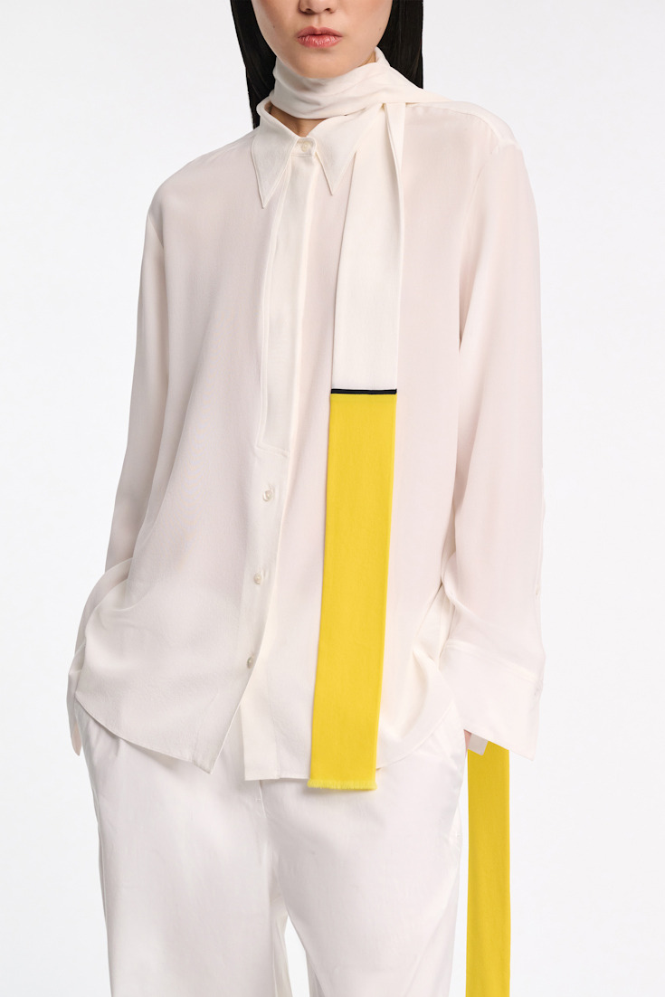 Dorothee Schumacher Seidenbluse aus Crêpe de Chine mit Schal-Detail marshmellow white