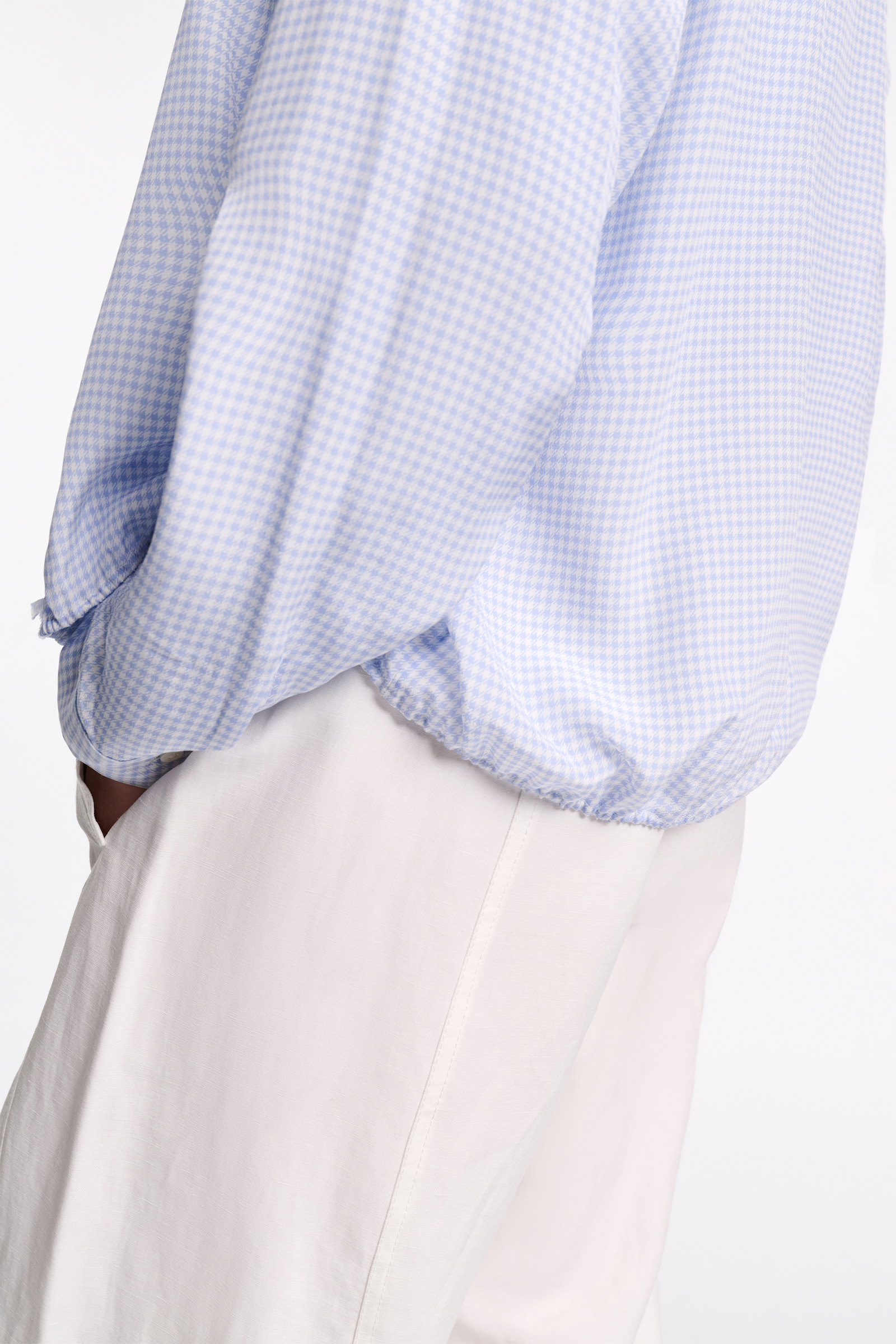 Dorothee Schumacher Blouson-Bluse aus Seide-Viskose Mix mit Vichy-Print blue vichy