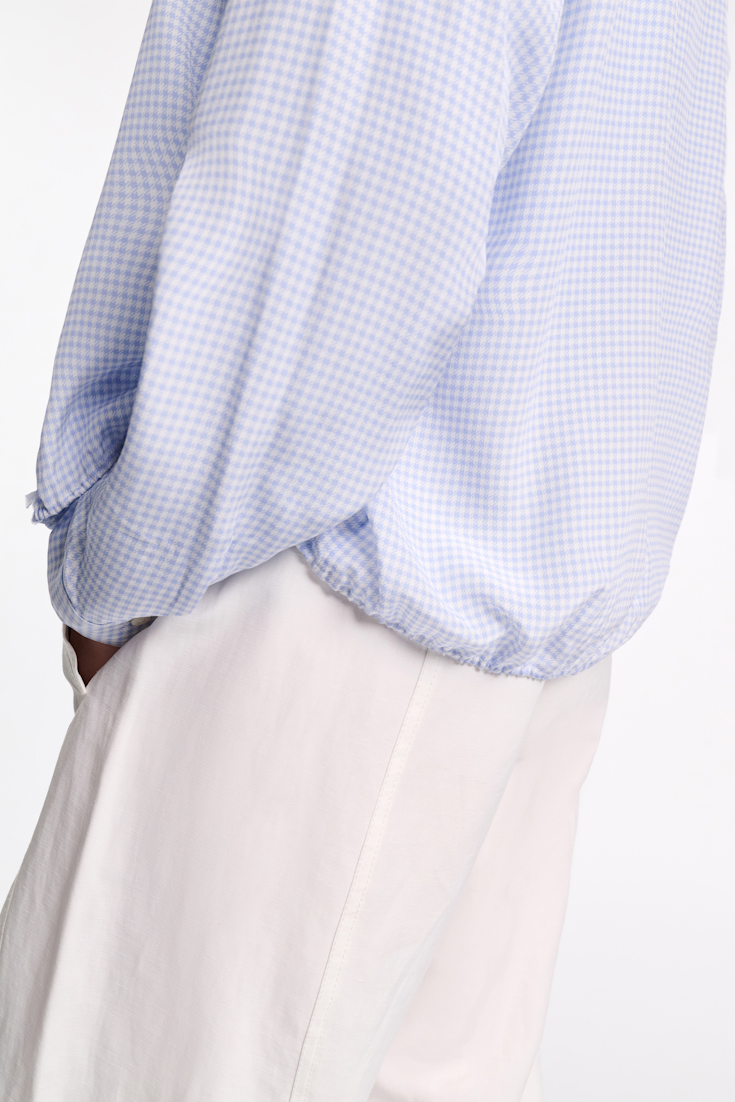 Dorothee Schumacher Blouson-Bluse aus Seide-Viskose Mix mit Vichy-Print blue vichy