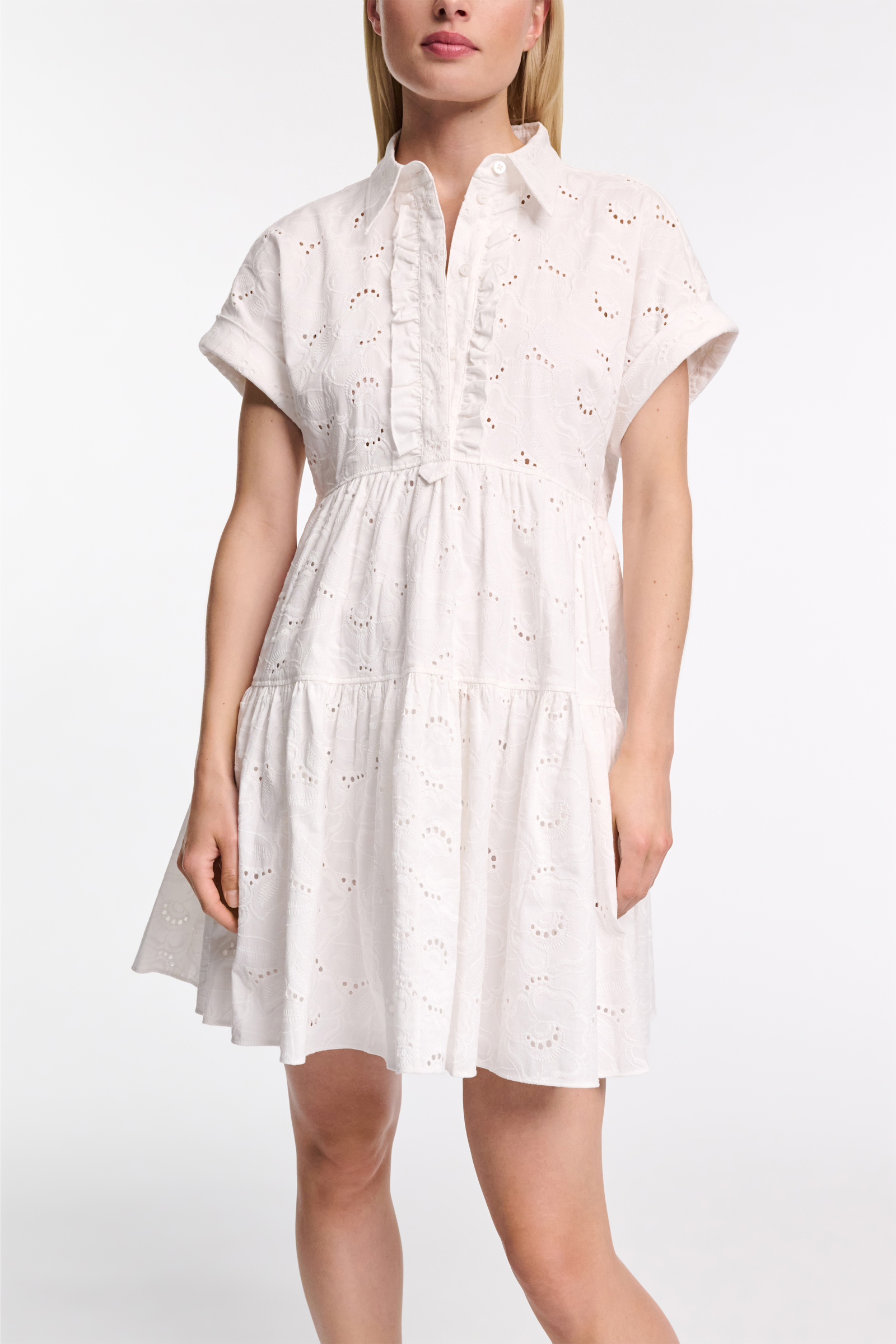 Dorothee Schumacher Kurzes Kleid aus Broderie Anglaise mit Rüschen-Details pure white