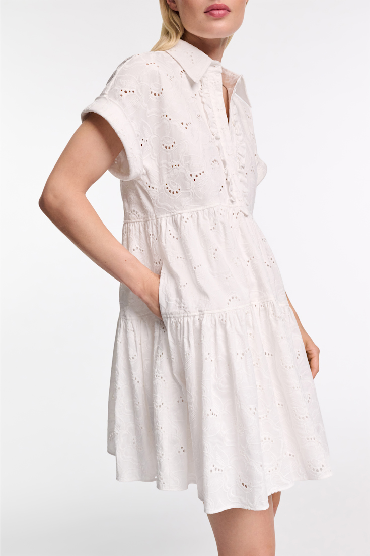 Dorothee Schumacher Kurzes Kleid aus Broderie Anglaise mit Rüschen-Details pure white