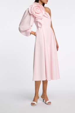 Dorothee Schumacher Asymmetrisches Midi-Kleid mit Maxi-Blumenbrosche light rose