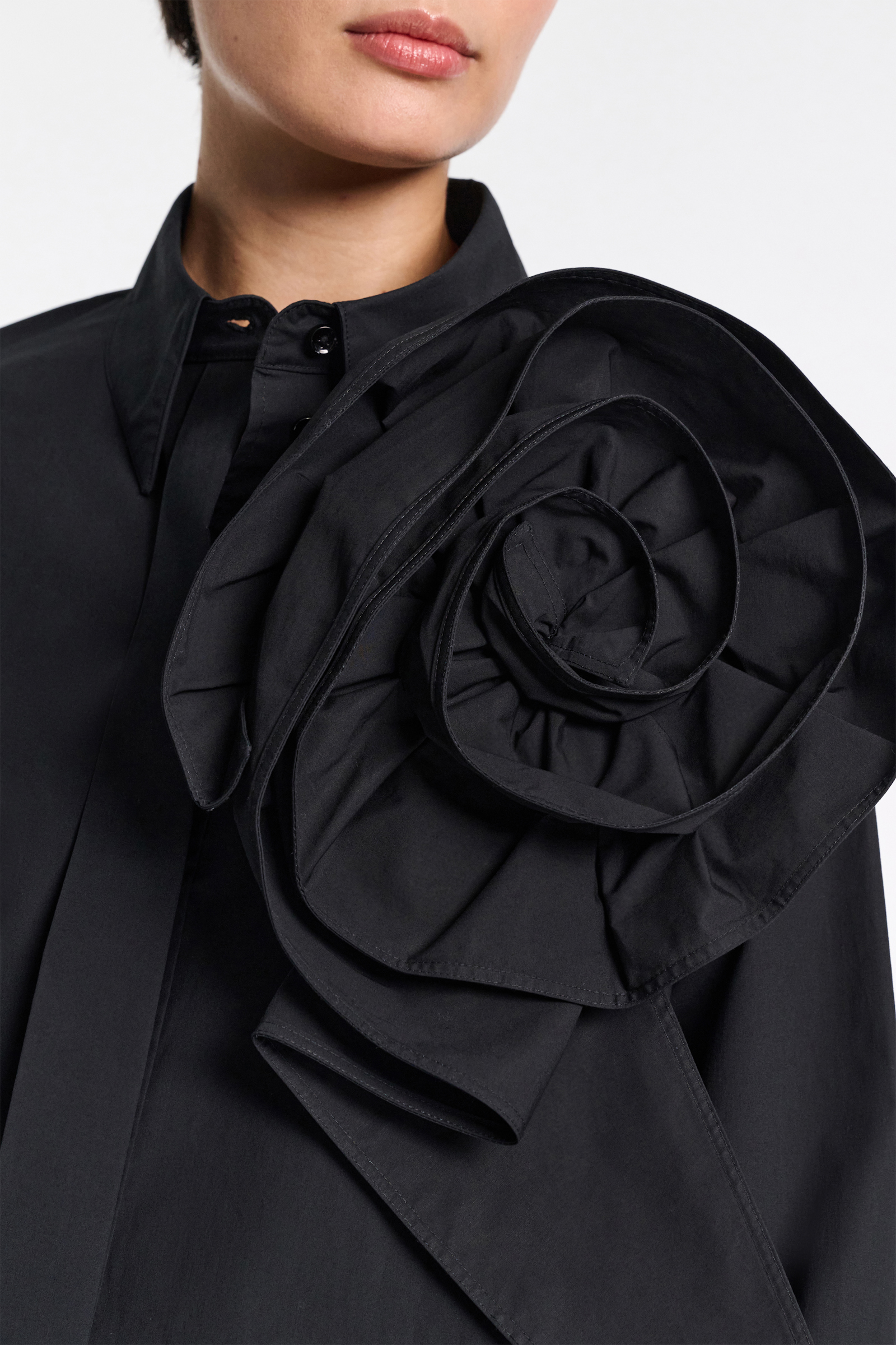 Dorothee Schumacher Bluse mit Maxi-Blumenbrosche pure black