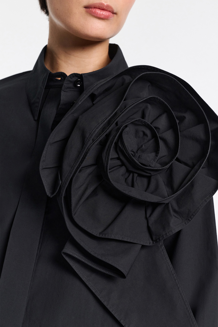 Dorothee Schumacher Bluse mit Maxi-Blumenbrosche pure black