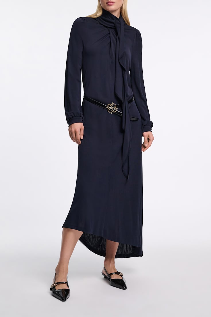 Dorothee Schumacher Kleid aus fließendem Crêpe-Jersey mit Volant dark navy