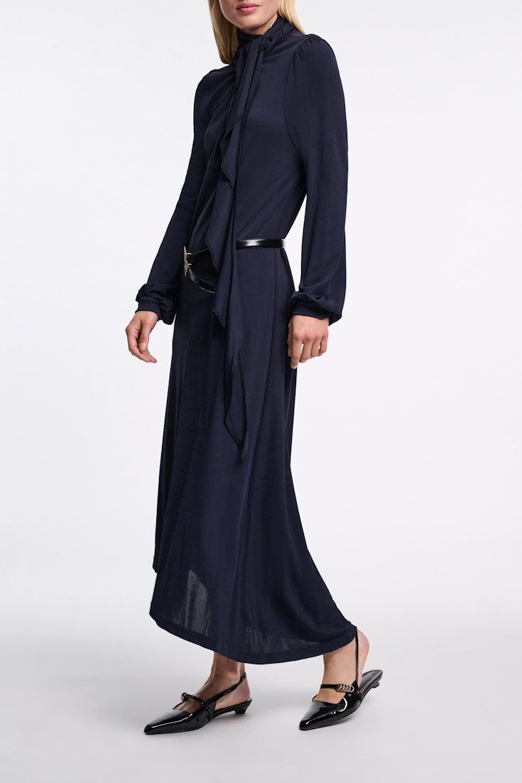 Dorothee Schumacher Kleid aus fließendem Crêpe-Jersey mit Volant dark navy