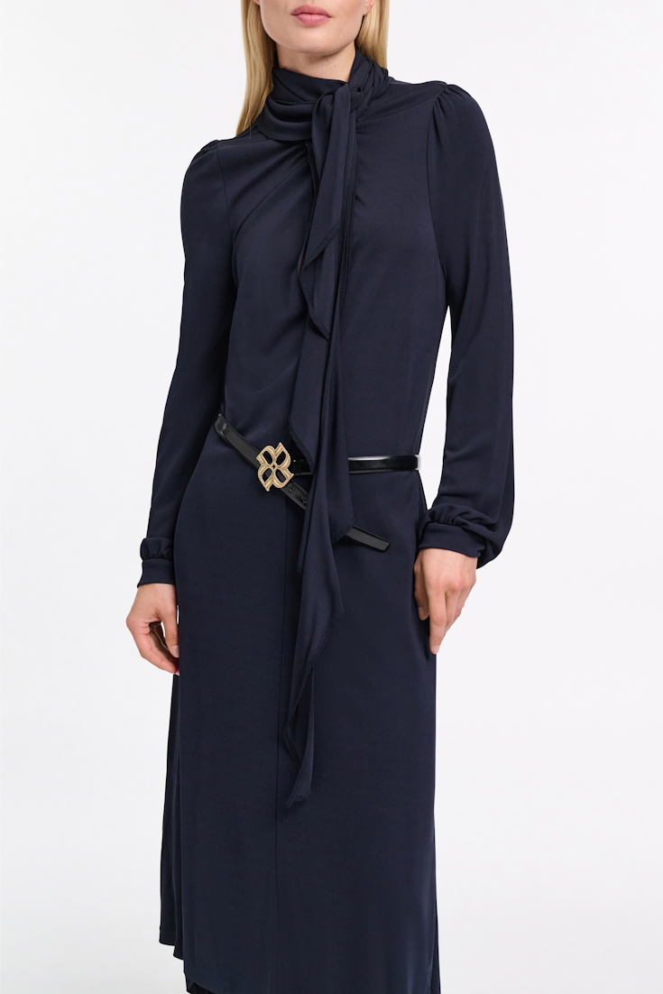 Dorothee Schumacher Kleid aus fließendem Crêpe-Jersey mit Volant dark navy